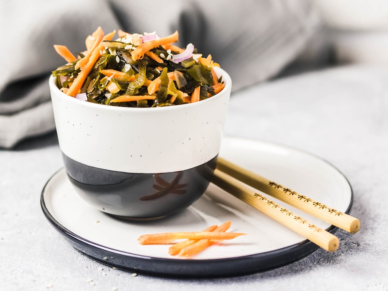 ensalada de algas con zanahoria y canónigos
