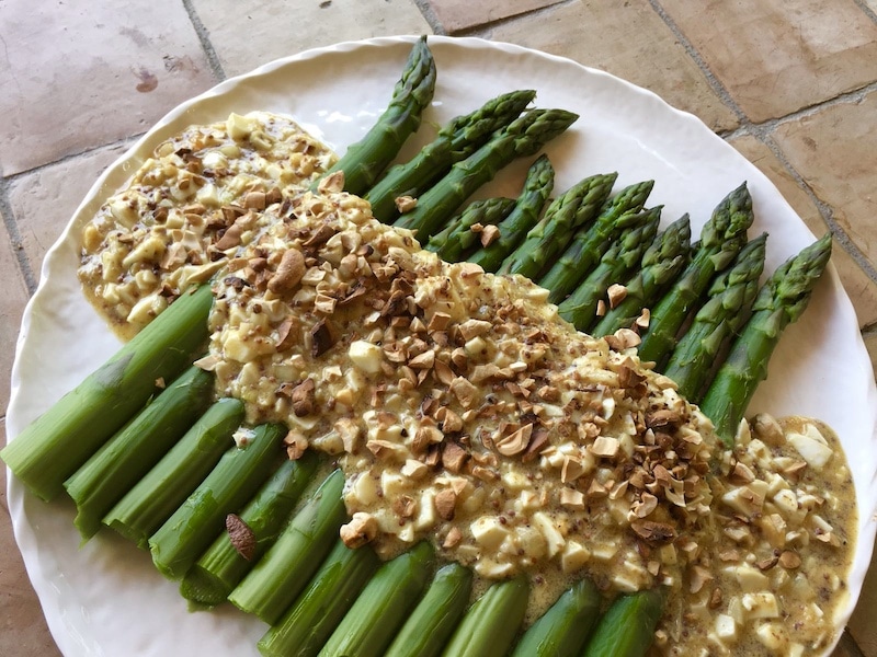 espárragos mimosa y nueces de macadamia