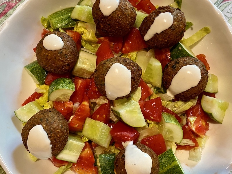plato con falafel