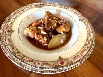 Pollo con orejones y ciruelas